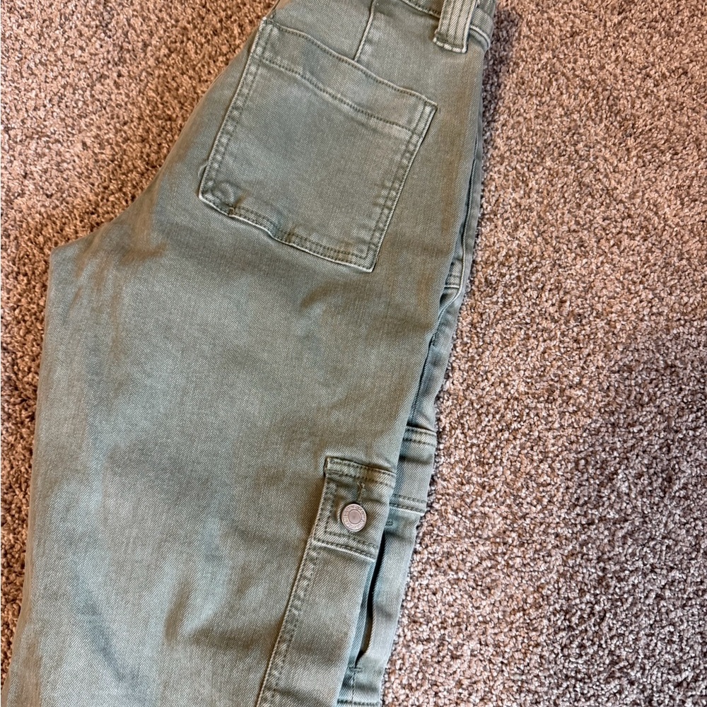 Straight-Leg Olive Green Women's Jeans with Cargo Pocket